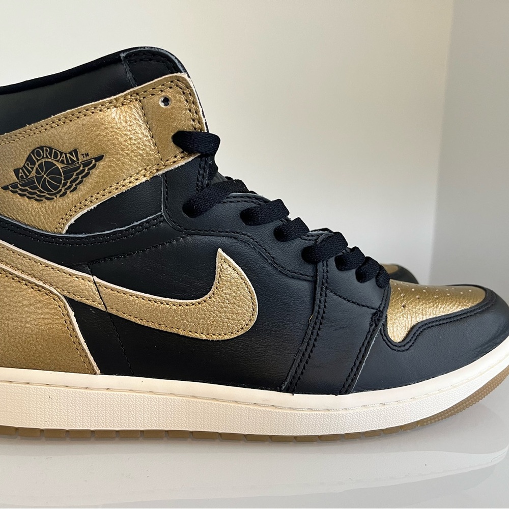 Air Jordan Retro 1 - Picture 5 of 9